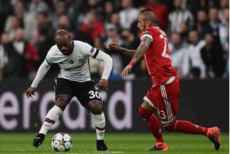 Love recebe a marcação de Vidal em duelo contra o Bayern pela Liga dos Campeões (Foto: OZAN KOSE / AFP)