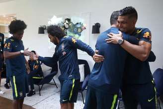 Marcelo e Casemiro são recebidos pelos companheiros de Seleção (Foto: Lucas Figueiredo / CBF)