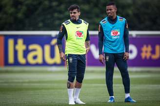 Fagner e Gabriel Jesus durante o terceiro treino da Seleção Brasileira em Londres.