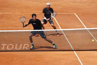 Marcelo Melo e Lukasz Kubot em ação no grand slam de Roland Garros, em Paris.