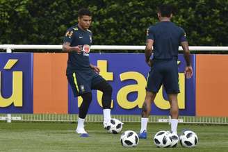 Thiago Silva deve ser titular contra a Croácia (Foto: Ben Stansall / AFP)