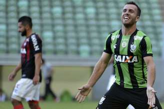 Meia Serginho foi o principal destaque da partida, com dois gols marcados (Foto: Paulo Ti/Agencia F8)