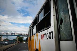Passageiros revoltados apedrejam cerca de 60 ônibus no Terminal 4 e na Bola do Produtor na manhã desta segunda-feira (4), em Manaus (AM), durante o sétimo dia da greve dos rodoviários do transporte público.