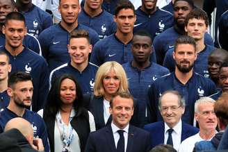 Presidente francês, Emmanuel Macron, e a mulher, Brigitte Macron, posam para foto com jogadores da seleção da França 05/06/2018 REUTERS/Gonzalo Fuentes