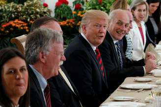 Presidente dos EUA, Donald Trump, e membros da delegação norte-americana durante almoço em Cingapura 11/06/2018  REUTERS/Jonathan Ernst