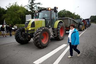 Christiane Lambert, presidente do sindicato agrícola francês FNSEA, passa por trator durante protesto de bloqueio a refinaria em Donges
11/06/2018 REUTERS/Stephane Mahe 