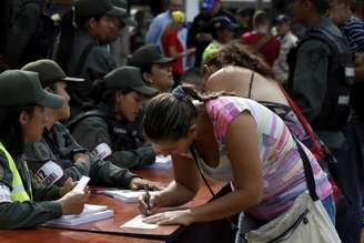 Mulher preenche formulário de imigração antes de passar a fonteira para a Colômbia em San Antonio del Tachira, Venezuela
13/08/2016
REUTERS/Carlos Eduardo Ramirez 