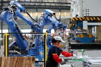 Funcionária trabalha em fábrica em Huaibei, na China 05/06/2018  REUTERS/Stringer 