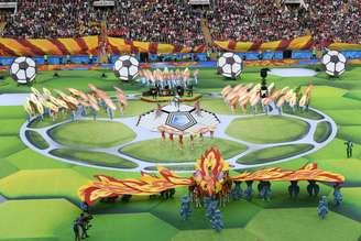 Artistas performam na cerimônia de abertura da Copa do Mundo na Rússia