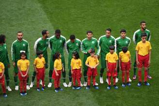 Time da Arábia Saudita se alinha para escutar o hino nacional antes do jogo de abertura da Copa do Mundo contra a Rússia