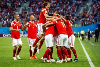 Jogadores da Rússia comemoram gol
 19/6/2018    REUTERS/Fabrizio Bensch   