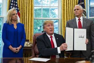 Trump assina decreto para reunir famílias imigrantes