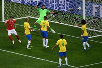Lance crucial do jogo terminou em gol de Zuber depois de empurrão no zagueiro Miranda (Foto: Khaled Desouki/AFP)