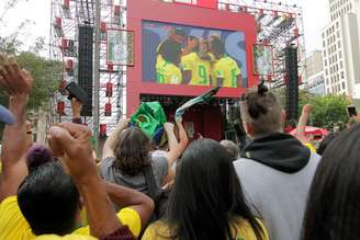 Torcedores acompanham estreia do Brasil na Copa dos telões do Arena N1, no Vale do Anhangabaú