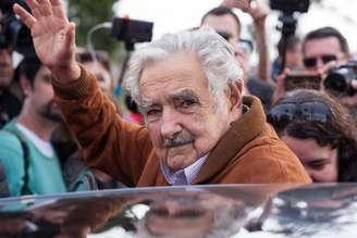  O ex presidente do Uruguai, José Mujica em entrevista coletiva após visitar o ex presidente Luiz Inácio Lula da Silva, que está preso na sede da Polícia Federal em Curitiba (PR), nesta quinta-feira (21). A presidente do PT, Gleisi Hoffmann esteve presente.