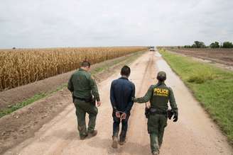 Agentes de fronteira dos EUA prendem imigrante perto de McAllen, no Texas: Courtney Sacco/Caller-Times via USA TODAY NETWORK