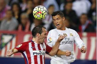 Godín e Cristiano Ronaldo disputam bola em partida do Campeonato Espanhol 04/10/2015  REUTERS/Sergio Perez