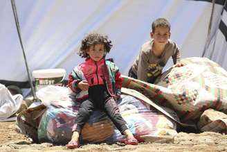 Crianças fogem de violência em Daraa, na Síria