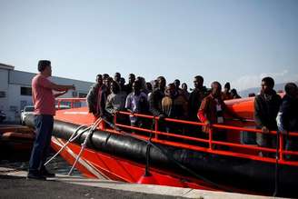 Migrantes resgatados de pequenos botes no Mediterrâneo chegam ao porto de Motril, na Espanha