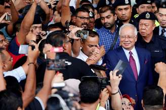 Ex-premiê da Malásia Najib Razak cercado por apoiadores ao deixar tribunal de Kuala Lumpur 04/07/2018 REUTERS/Lai Seng Sin