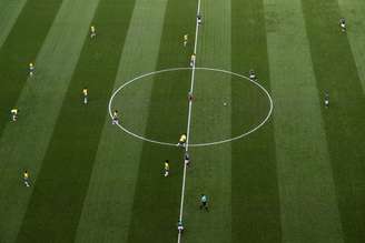 Javier Hernandez dá saída de bola no jogo entre Brasil e México