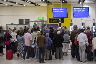 Imigração do aeroporto de Gatwick, em Londres, na Inglaterra