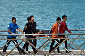 Equipes de resgate levam corpo de vítima de naufrágio na Tailândia 06/07/2018 REUTERS/Sooppharoek Teepapan