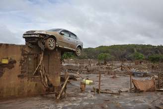 Destruição da lama em Bento Rodrigues foi tamanha que colocou um carro sobre uma casa