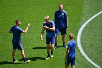 Jogadores treinam em Samara na véspera do duelo contra a Inglaterra (Foto: Yuri Cortez / AFP)