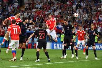 Mario Fernandes sobe para marcar o gol que fez o sonho russo durar mais alguns minutos - FOTO: AFP