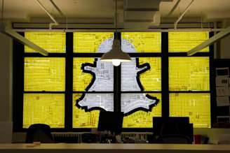 Logo do Snapchat criado com Post-its em Nova York, Estados Unidos
18/05/2016 REUTERS/Mike Segar 