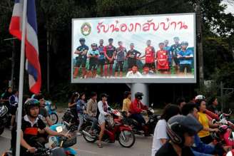 Outdoor com foto de meninos tailandeses presos em caverna é visto em Chiang Rai, na Tailândia 9/07/2018 REUTERS/Tyrone Siu 