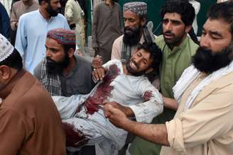Homens carregam ferido após atentado em comício no Paquistão
13/07/2018
REUTERS/Naseer Ahmed