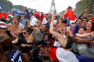 Torcedores franceses comemoram o título mundial em Paris 15/07/2018 REUTERS/Philippe Wojazer