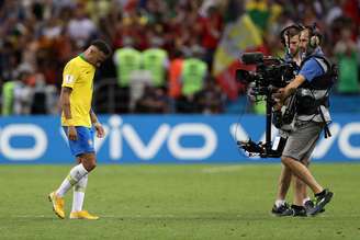 Neymar caminha em campo desapontado após eliminação contra a Bélgica