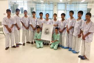 Meninos de time tailandês e seu técnico posam com desenho de mergulhador que morreu durante operação de resgate em caverna inundada

Chiang Rai Prachanukroh Hospital e Ministério da Saúde Pública/via Reuters