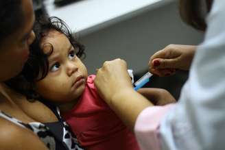 Menina recebe dose contra o sarampo em Manaus