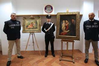 Policiais posam ao lado dos quadros "As Moças no Gramado" (Renoir) e "A Sagrada Família" (Rubens)