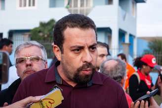 O presidenciável Guilherme Boulos, do PSOL, concede entrevista em frente à sede da Polícia Federal em Curitiba (PR).