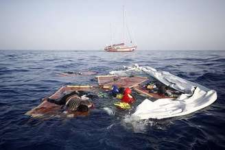 Imagem de mulher encontrada morta pela ProActiva Open Arms no Mediterrâneo