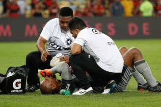 Jefferson, após choque com Paquetá, do Flamengo, ficou no chão sentindo muitas dores