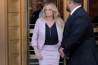 Atriz pornô Stormy Daniels deixa tribunal em Manhattan, Nova York