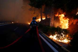 Bombeiros tentam combater incêndio na cidade de Rafina, próximo a Atenas