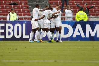 Anangonó comemora com os companheiros após marcar pela LDU