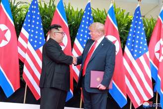 Presidente dos EUA, Donald Trump, cumprimenta líder norte-coreano, Kim Jong Un, durante cúpula em Cingapura