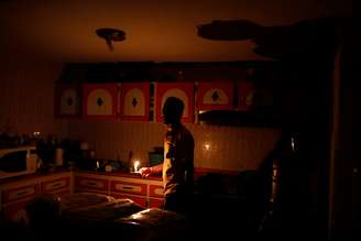 Américo Fernández usa vela para iluminar cozinha de sua casa durante apagão em Maracaibo, na Venezuela 25/07/2018 REUTERS / Marco Bello