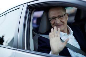 Pré-candidato do PSDB à Presidência, Geraldo Alckmin, acena ao deixar evento em que partidos do blocão anunciaram apoio a ele
26/07/2018 REUTERS/Ueslei Marcelino