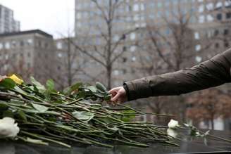 Mulher deixa flores em memorial do 11 de Setembro, em Nova York  REUTERS/Caitlin Ochs