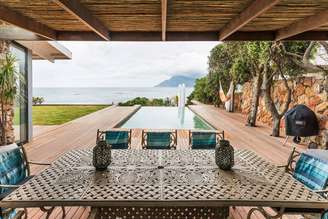 Casa com vista do mar na Cidade do Cabo, na África do Sul: nade até a borda da piscina e admire o incrível panorama do oceano na África do Sul. Para 8 hóspedes, a partir de 260 euros a diária