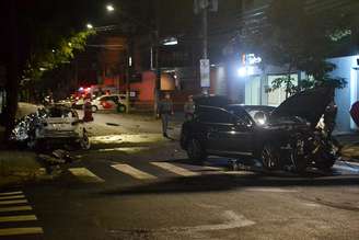 Veículos colidiram no cruzamento das ruas Clodomiro Amazonas com Santa Justina